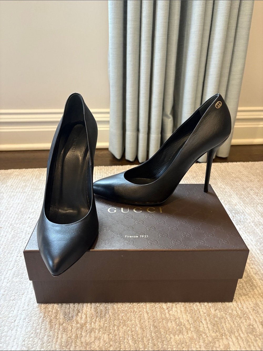 Gucci Black Leather Pointed Toe Stiletto Pumps with Silver Logo - Size 40